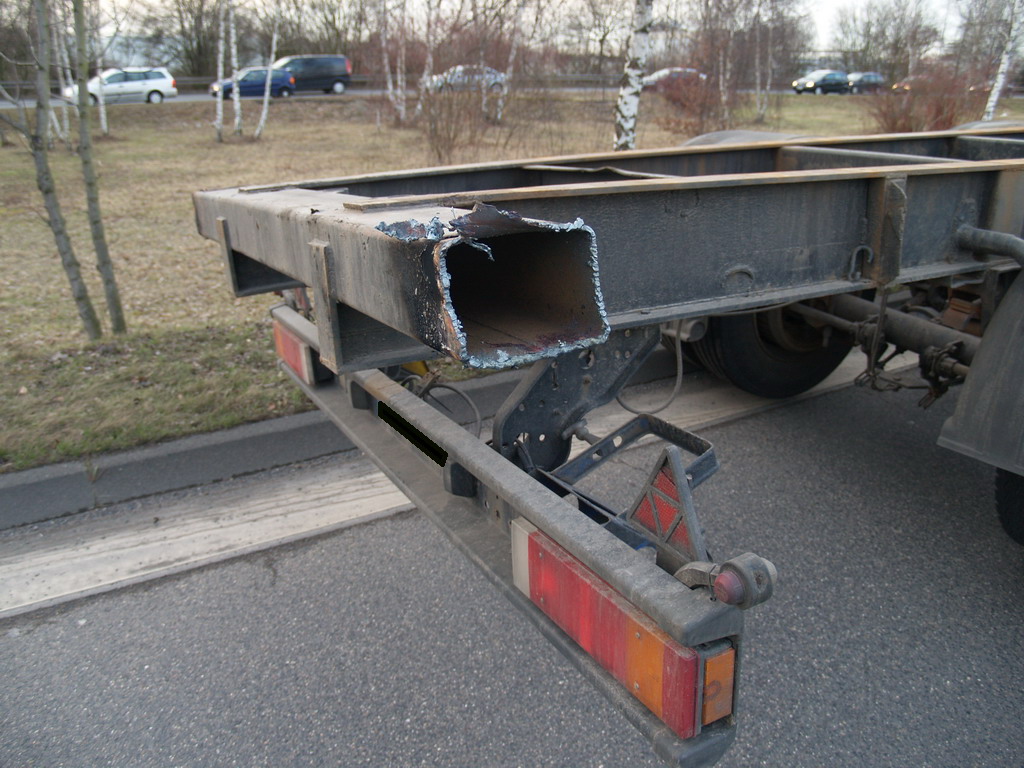 LKW verliert Container Koeln Niehler Ei P102.JPG